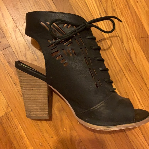 Cute lace up booties - Picture 3 of 4